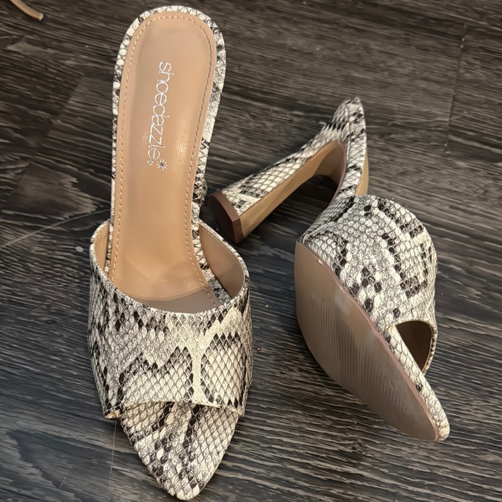 Shoe Dazzle Black and Cream Heels with Stiletto Design